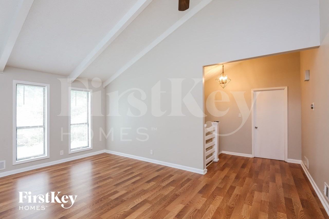 2639 Windmere Dr - Photo 3 of 15