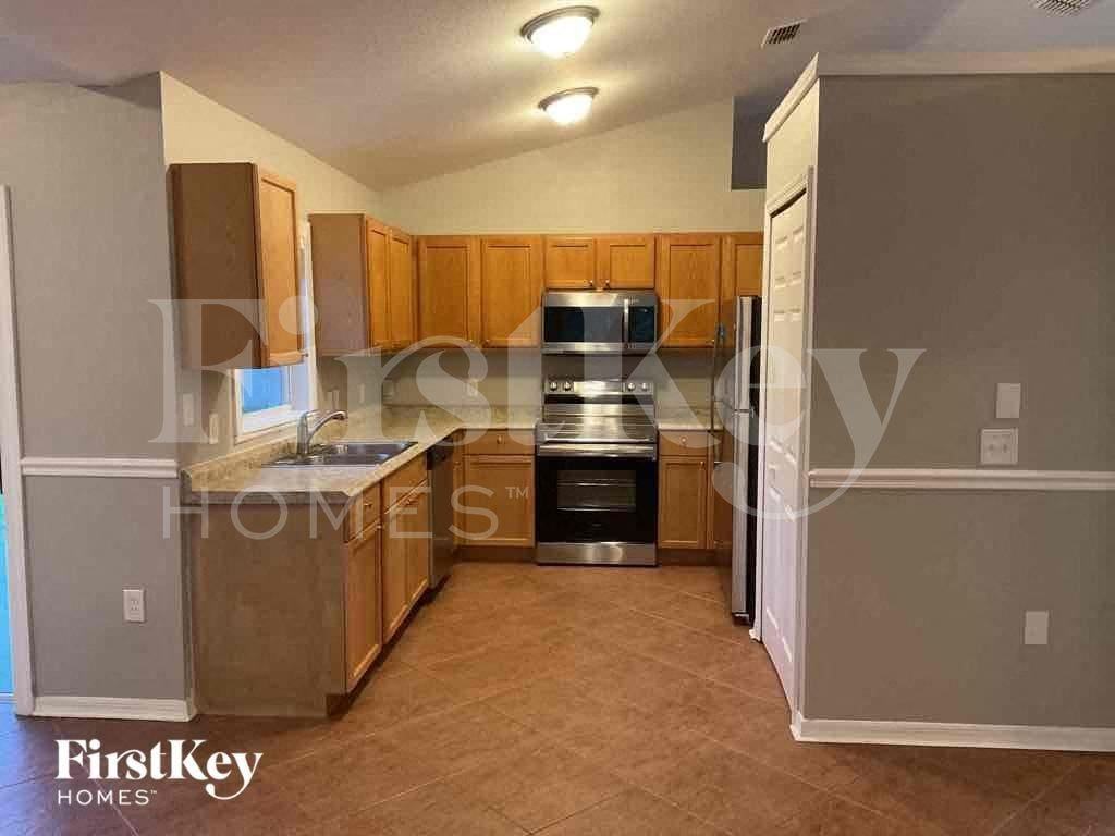 1120 Nw 11th Pl - Photo 2 of 11