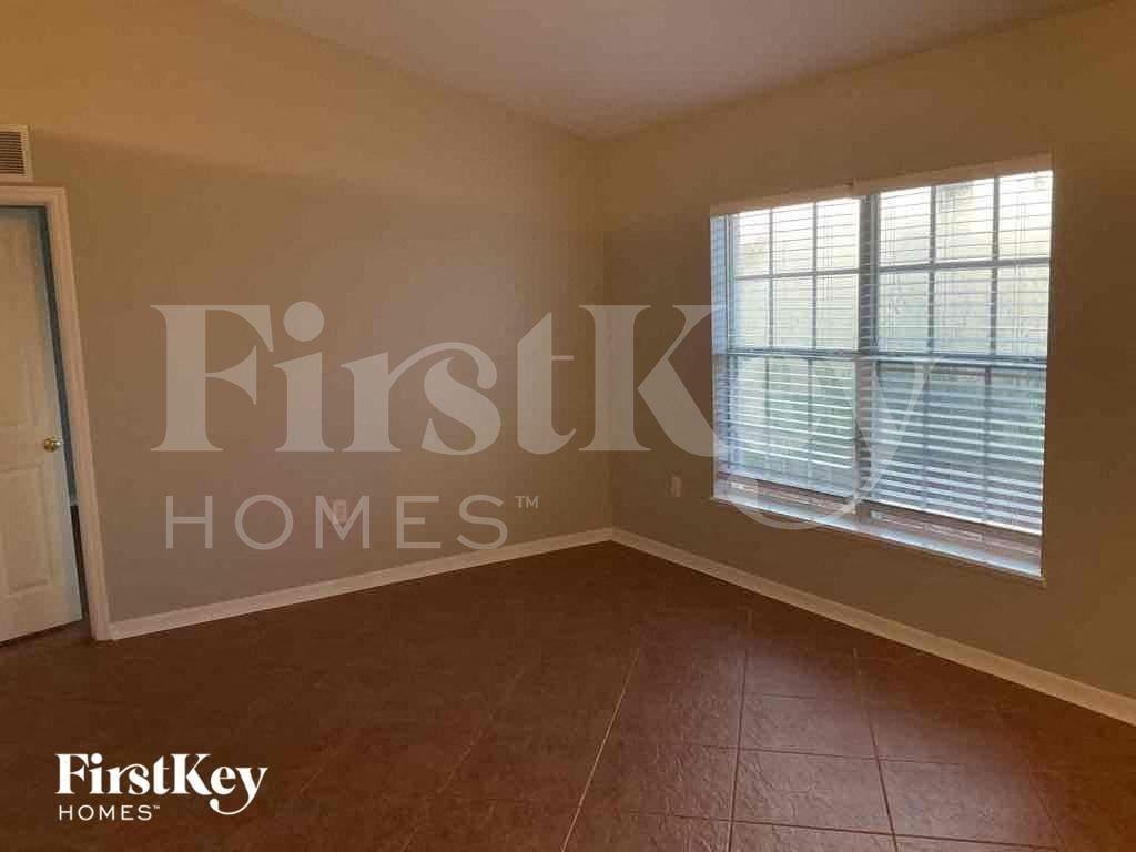 1120 Nw 11th Pl - Photo 5 of 11