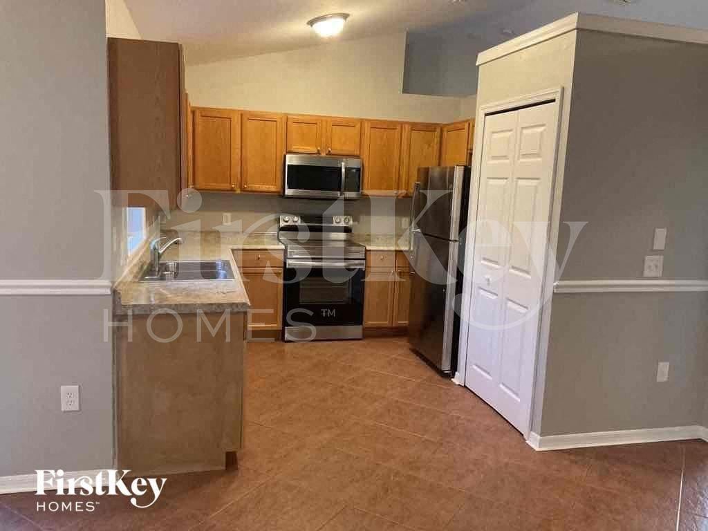 1120 Nw 11th Pl - Photo 6 of 11