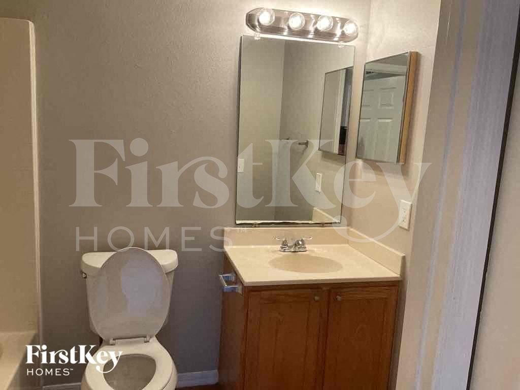 1120 Nw 11th Pl - Photo 7 of 11