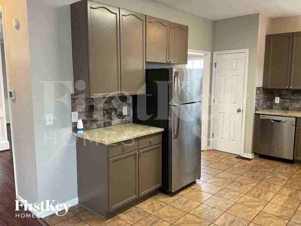 1310 Invermere Dr Se - Photo 5 of 19