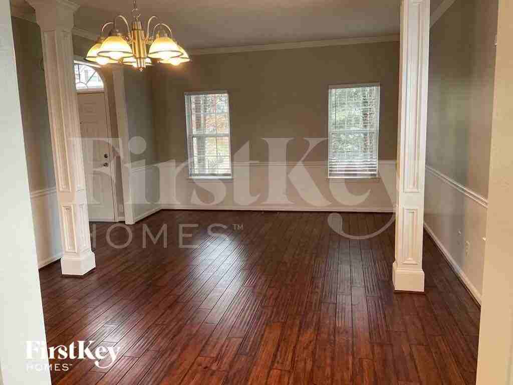 1310 Invermere Dr Se - Photo 7 of 19