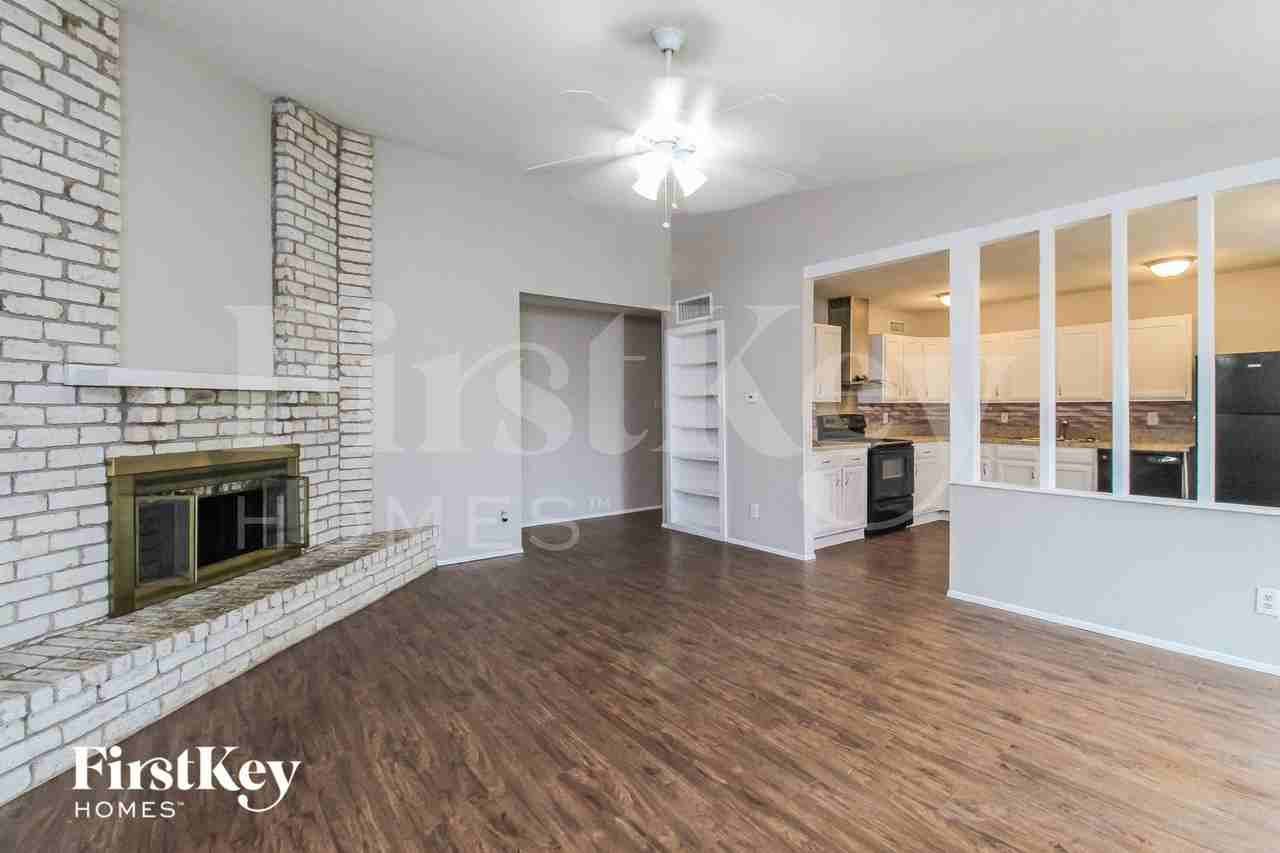 1405 Steinburg Ln - Photo 2 of 15