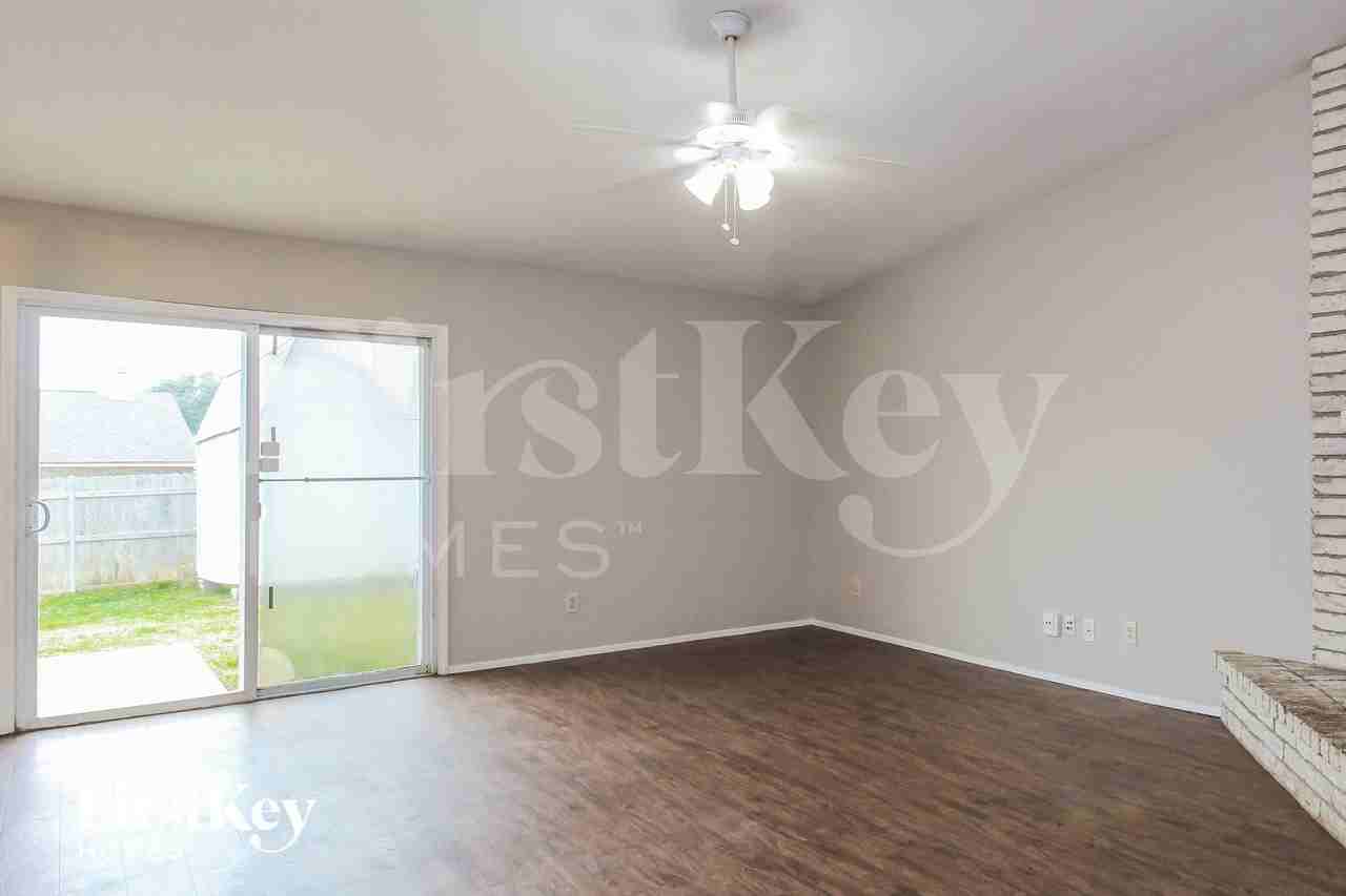 1405 Steinburg Ln - Photo 3 of 15