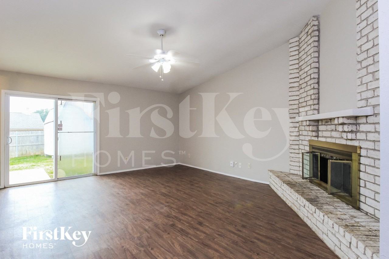 1405 Steinburg Ln - Photo 4 of 15