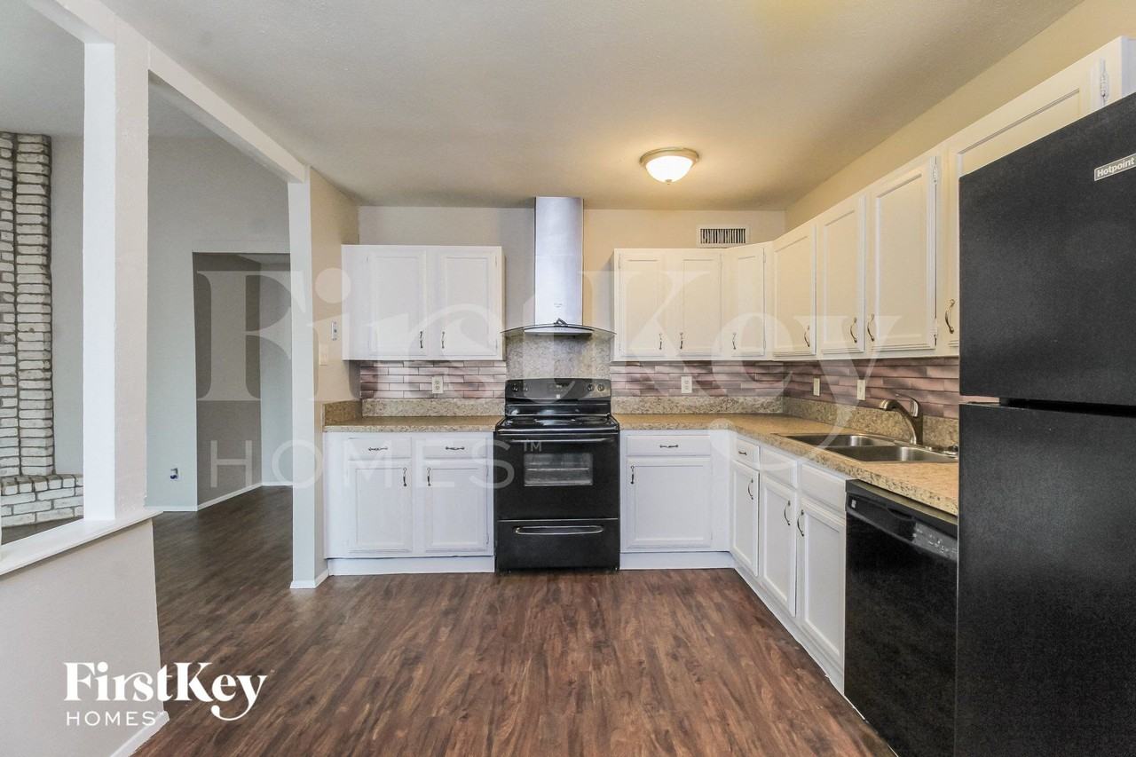 1405 Steinburg Ln - Photo 5 of 15