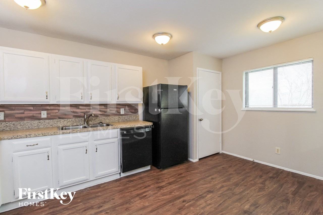 1405 Steinburg Ln - Photo 6 of 15