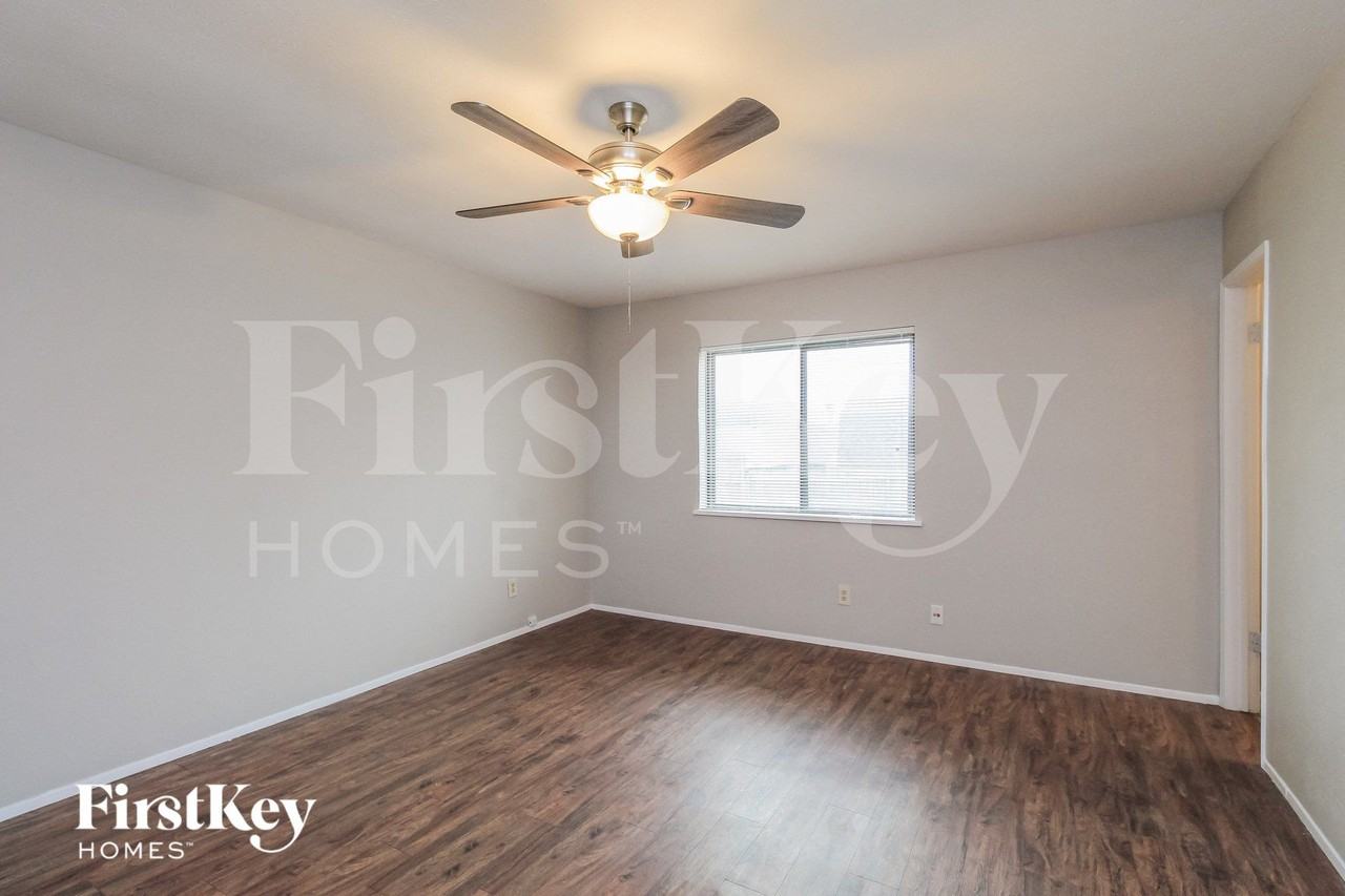 1405 Steinburg Ln - Photo 7 of 15