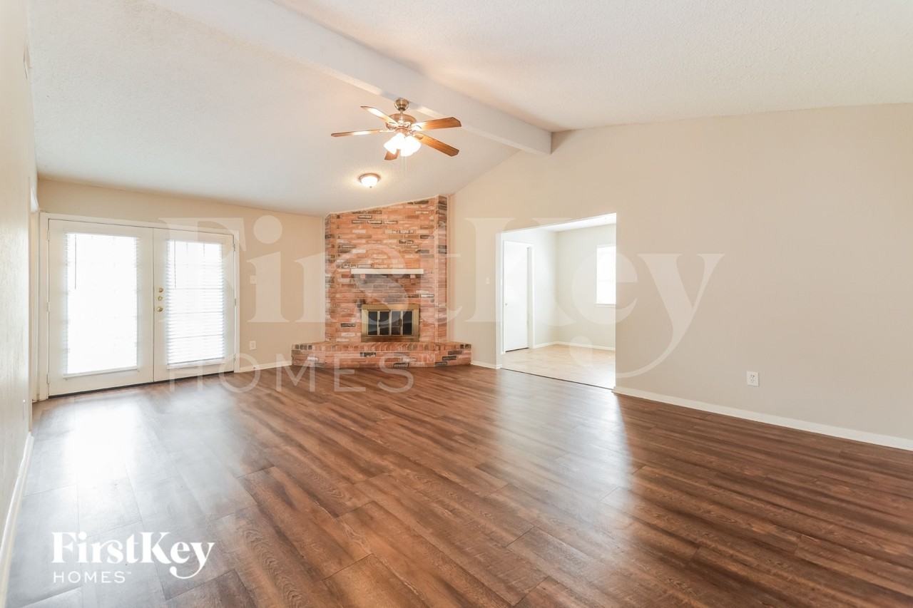 8902 Deerwood Dr - Photo 2 of 16