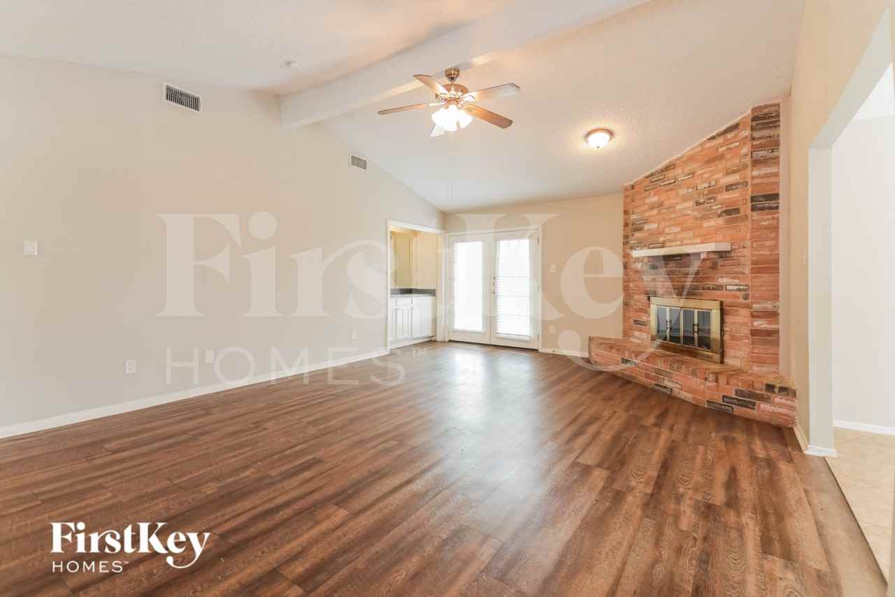 8902 Deerwood Dr - Photo 3 of 16