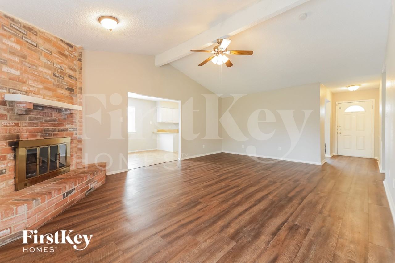 8902 Deerwood Dr - Photo 4 of 16