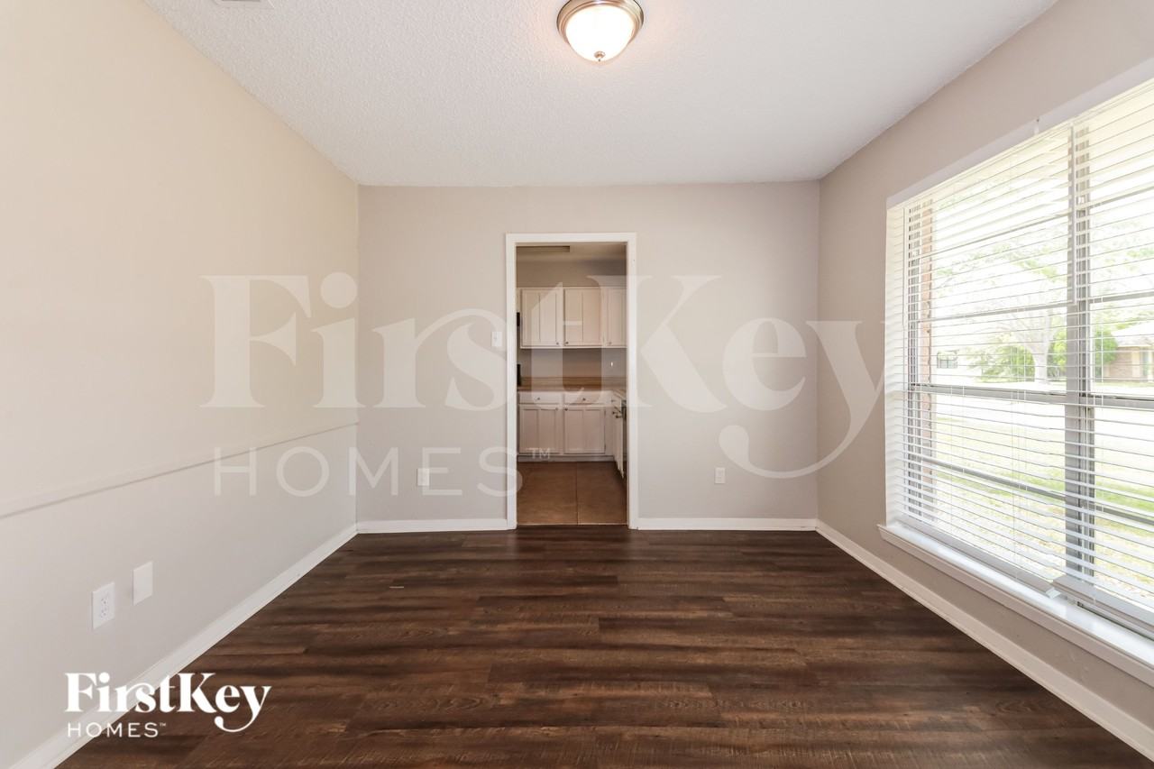 8902 Deerwood Dr - Photo 5 of 16