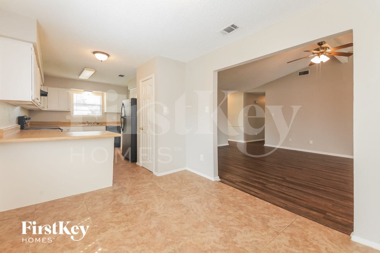 8902 Deerwood Dr - Photo 6 of 16