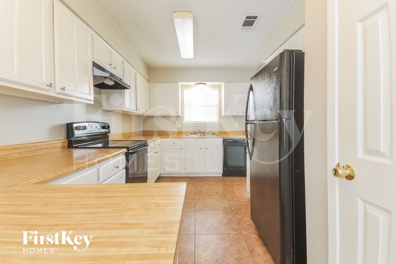 8902 Deerwood Dr - Photo 7 of 16