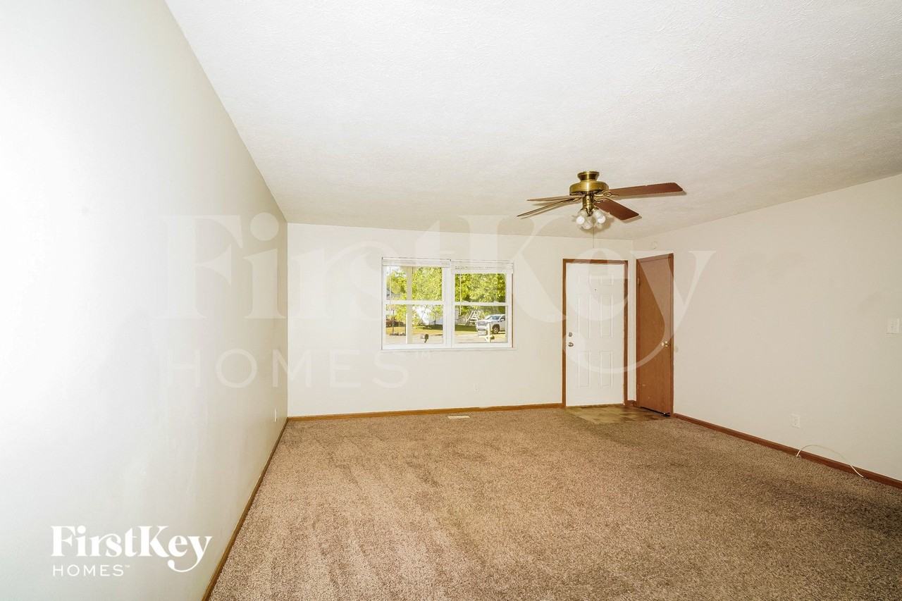 8631 Pleasant Creek Ct - Photo 4 of 15