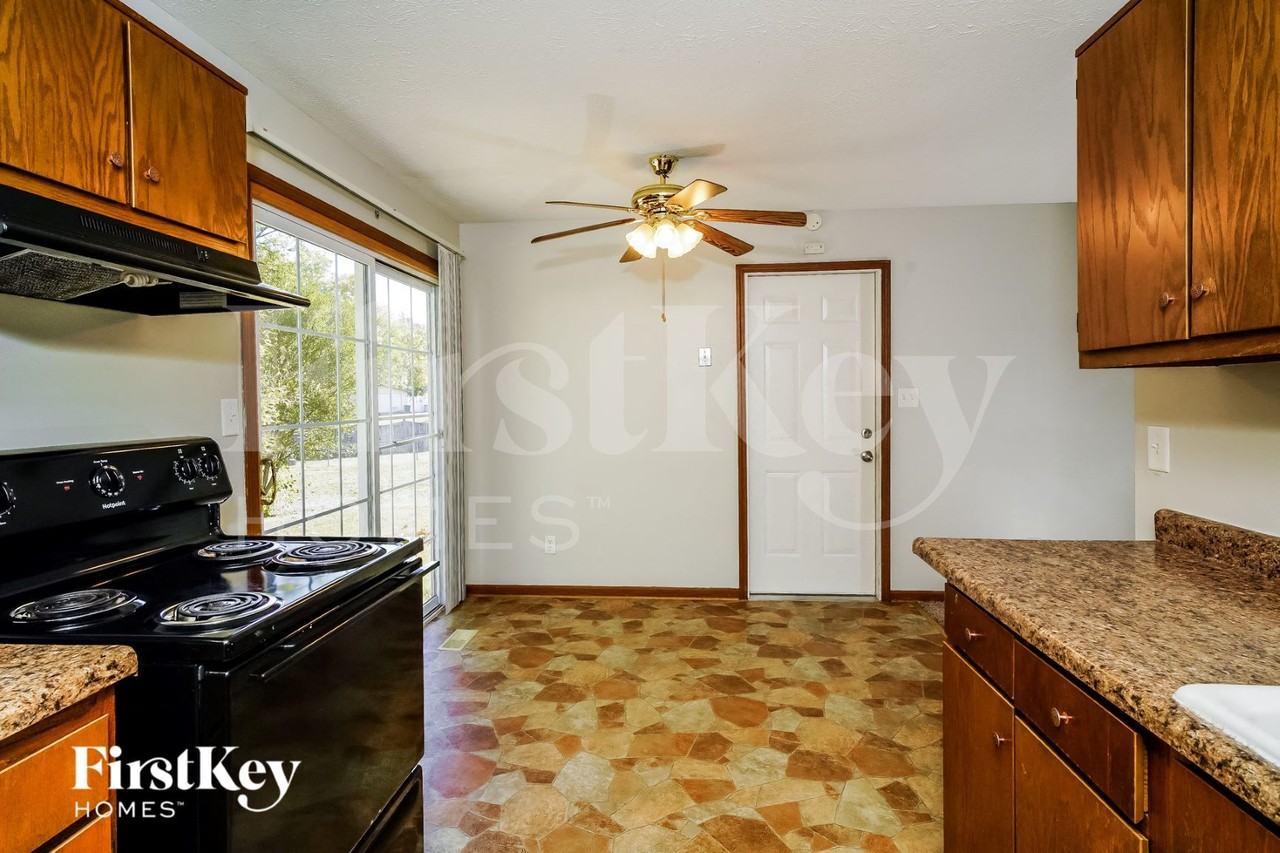 8631 Pleasant Creek Ct - Photo 5 of 15