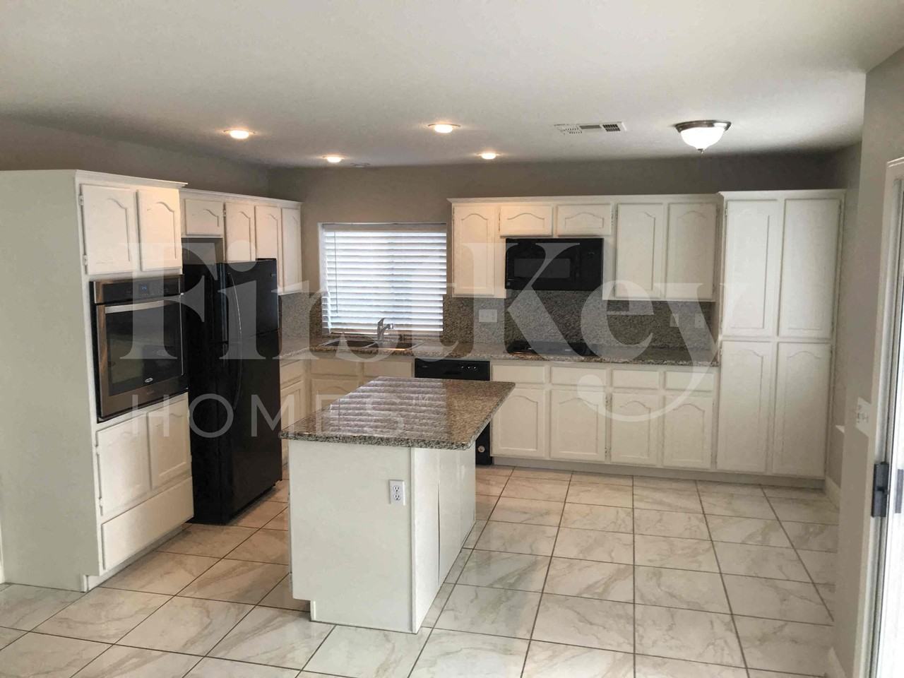 8041 Hilliard Ave - Photo 4 of 28