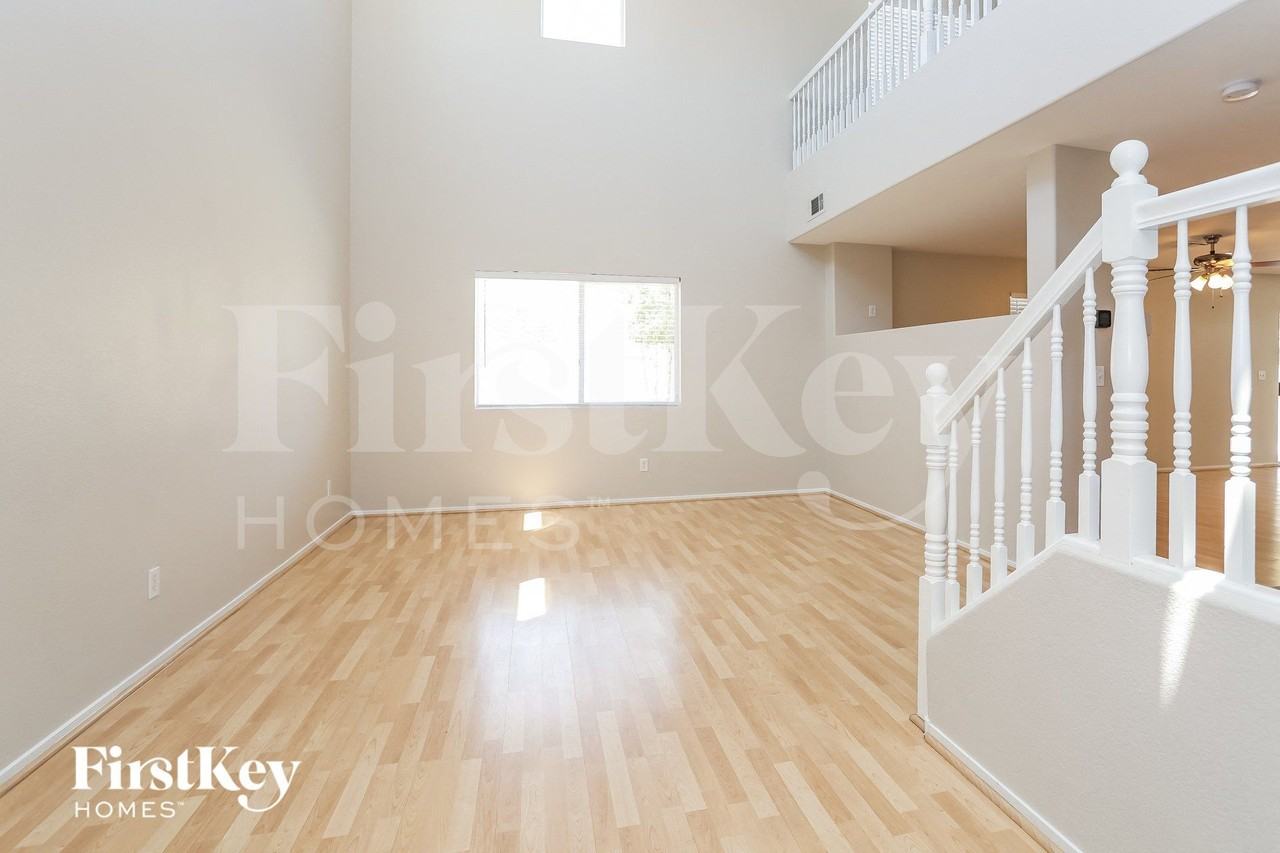 718 Azure Banks Ave - Photo 2 of 15