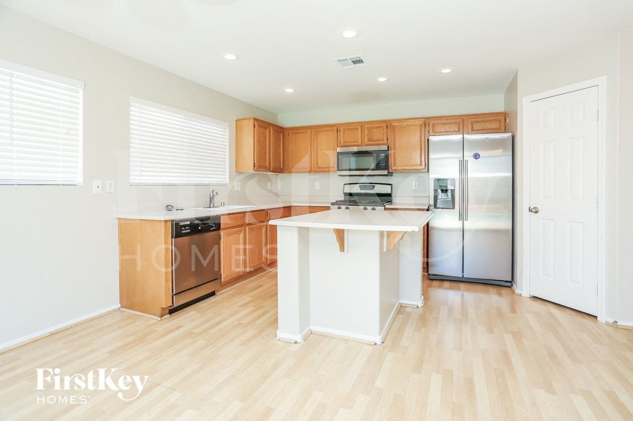 718 Azure Banks Ave - Photo 4 of 15