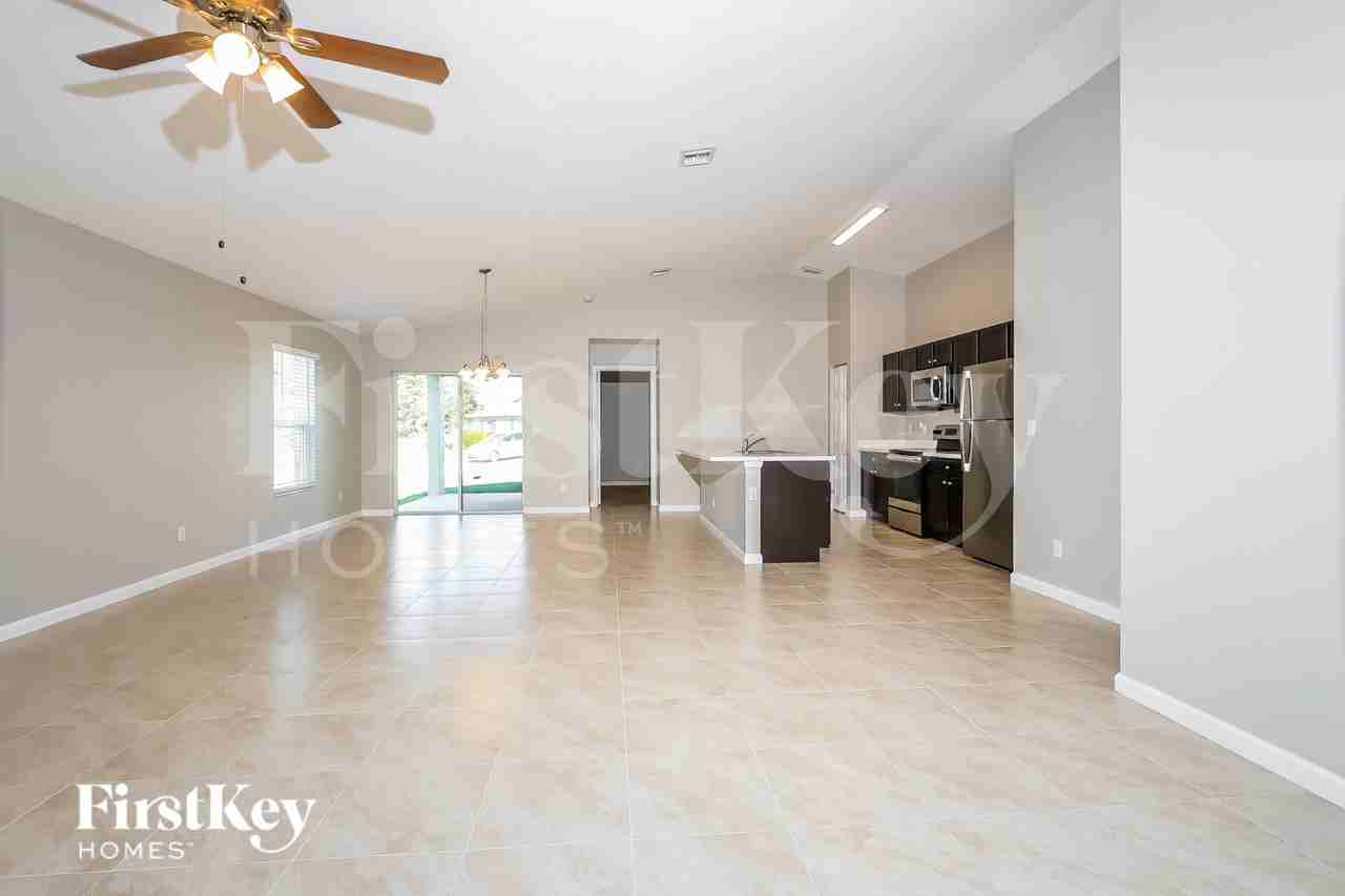 511 Sw Nadell Ave - Photo 4 of 15