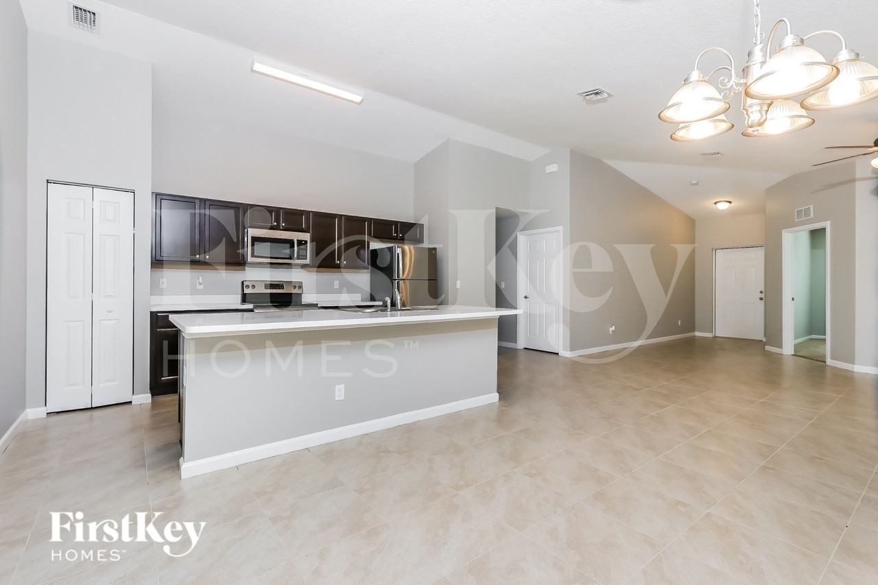 511 Sw Nadell Ave - Photo 5 of 15