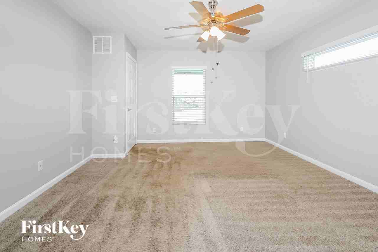 511 Sw Nadell Ave - Photo 7 of 15