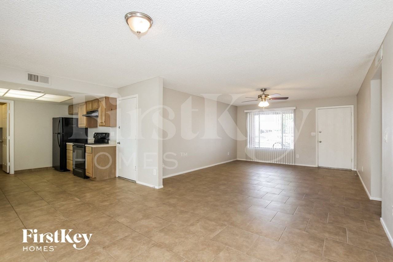 5031 W Windrose Dr - Photo 3 of 15