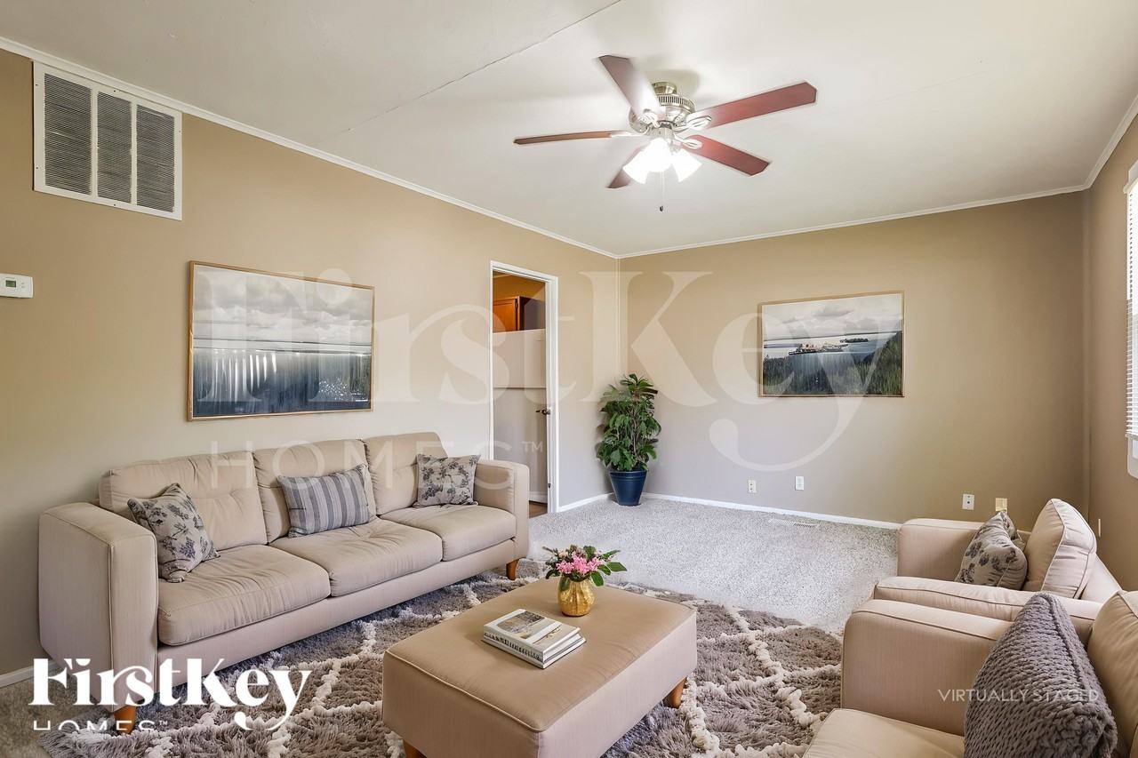 3605 Ne 54th St - Photo 4 of 18