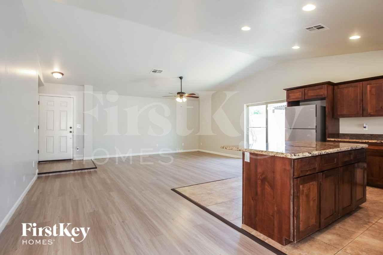 2722 E Cactus Rd - Photo 4 of 16