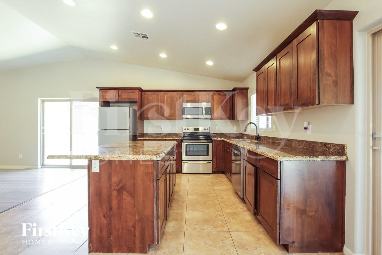 2722 E Cactus Rd - Photo 6 of 16