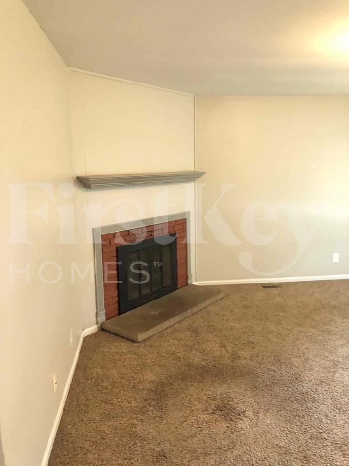 127 Saugatuck Rd - Photo 2 of 20