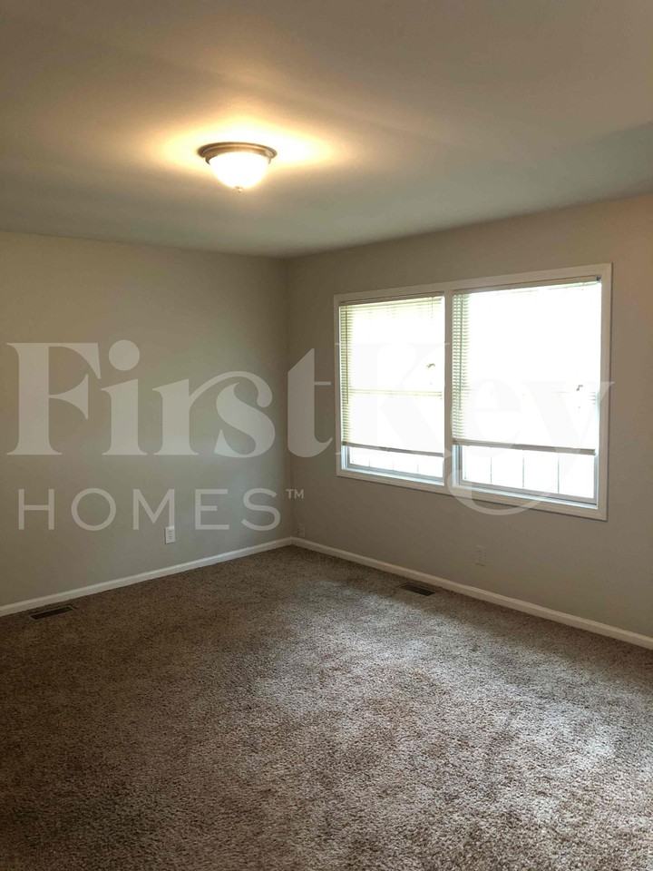 127 Saugatuck Rd - Photo 3 of 20