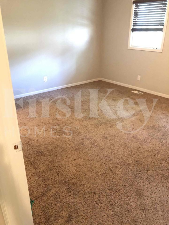 127 Saugatuck Rd - Photo 7 of 20