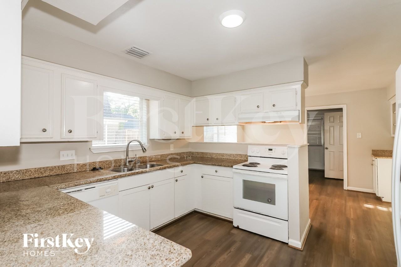 10530 Jaycreek Dr - Photo 5 of 16