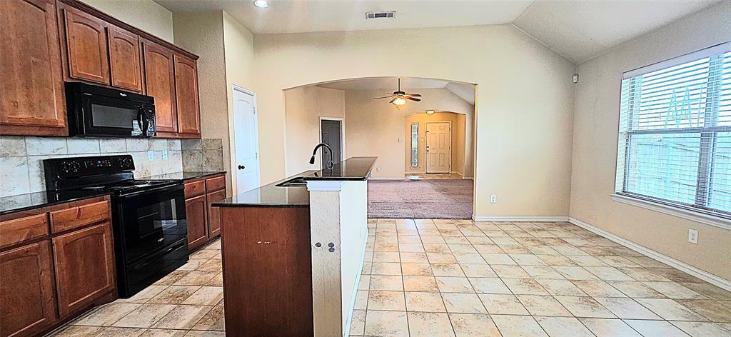 101 Hummingbird Dr - Photo 5 of 11