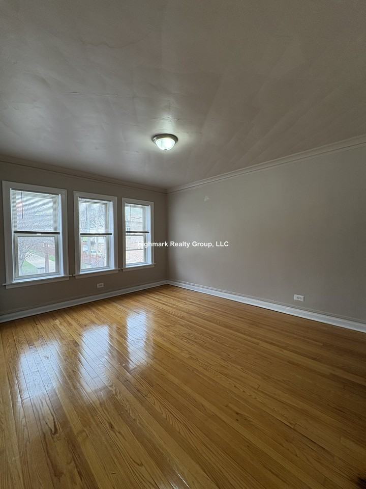 4267 W Addison St #1 - Photo 3 of 11