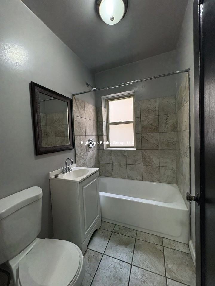 4267 W Addison St #1 - Photo 5 of 11