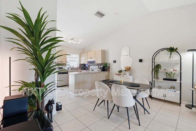 8402 Matanzas Rd - Photo 4 of 20