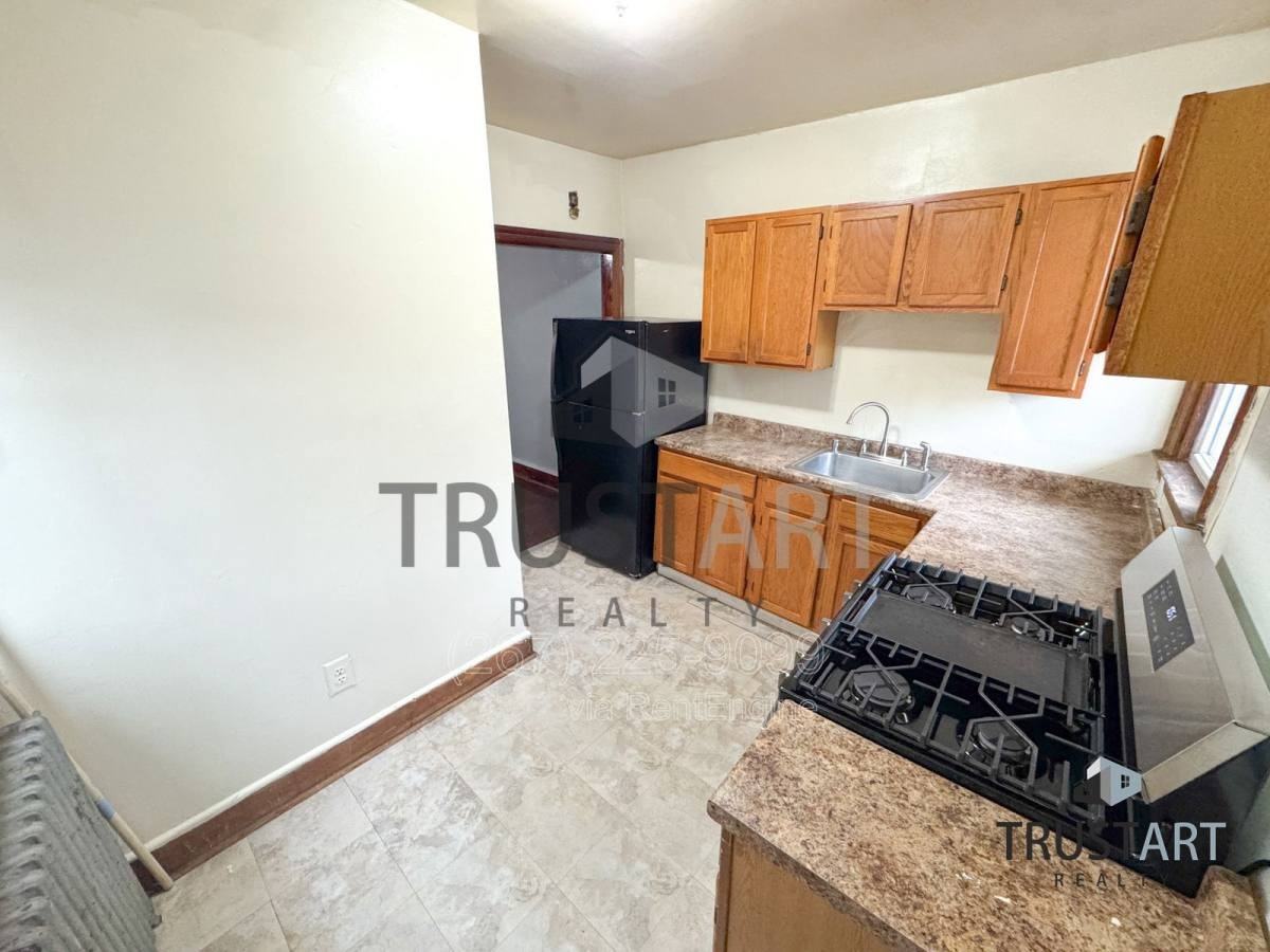 5719 N Howard St - Photo 2 of 9