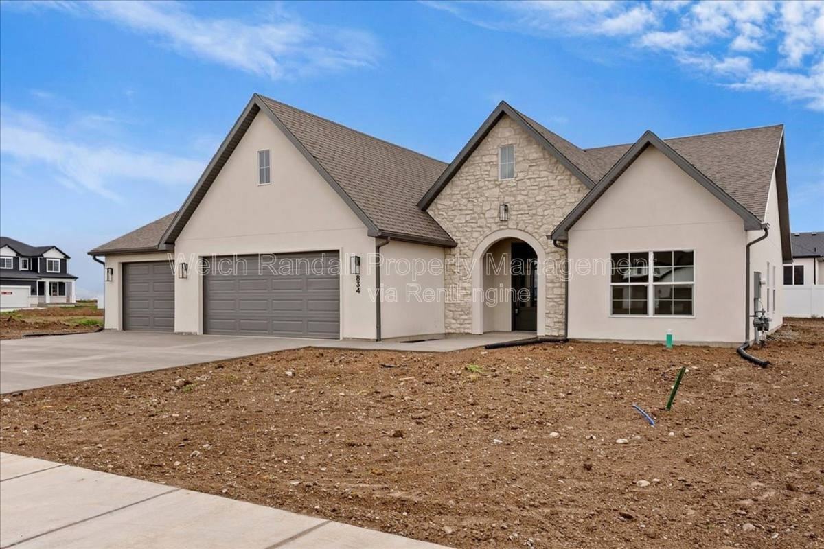 834 E 300 N - Photo 2 of 10