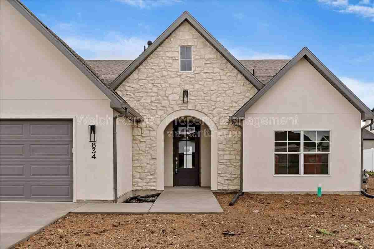 834 E 300 N - Photo 3 of 10