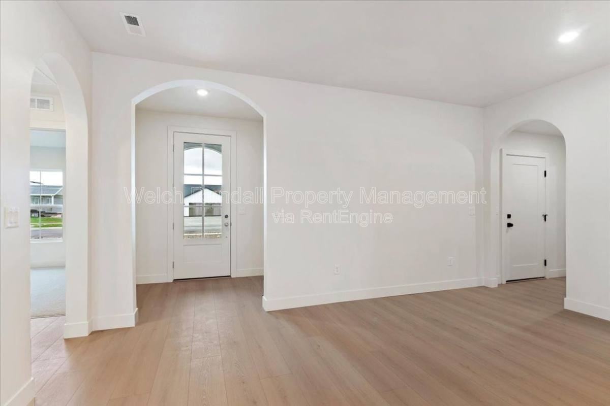 834 E 300 N - Photo 4 of 10