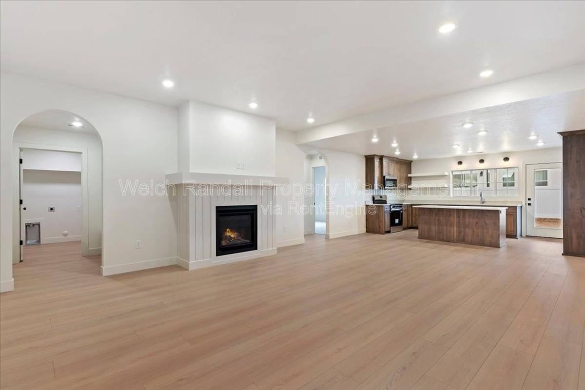 834 E 300 N - Photo 5 of 10