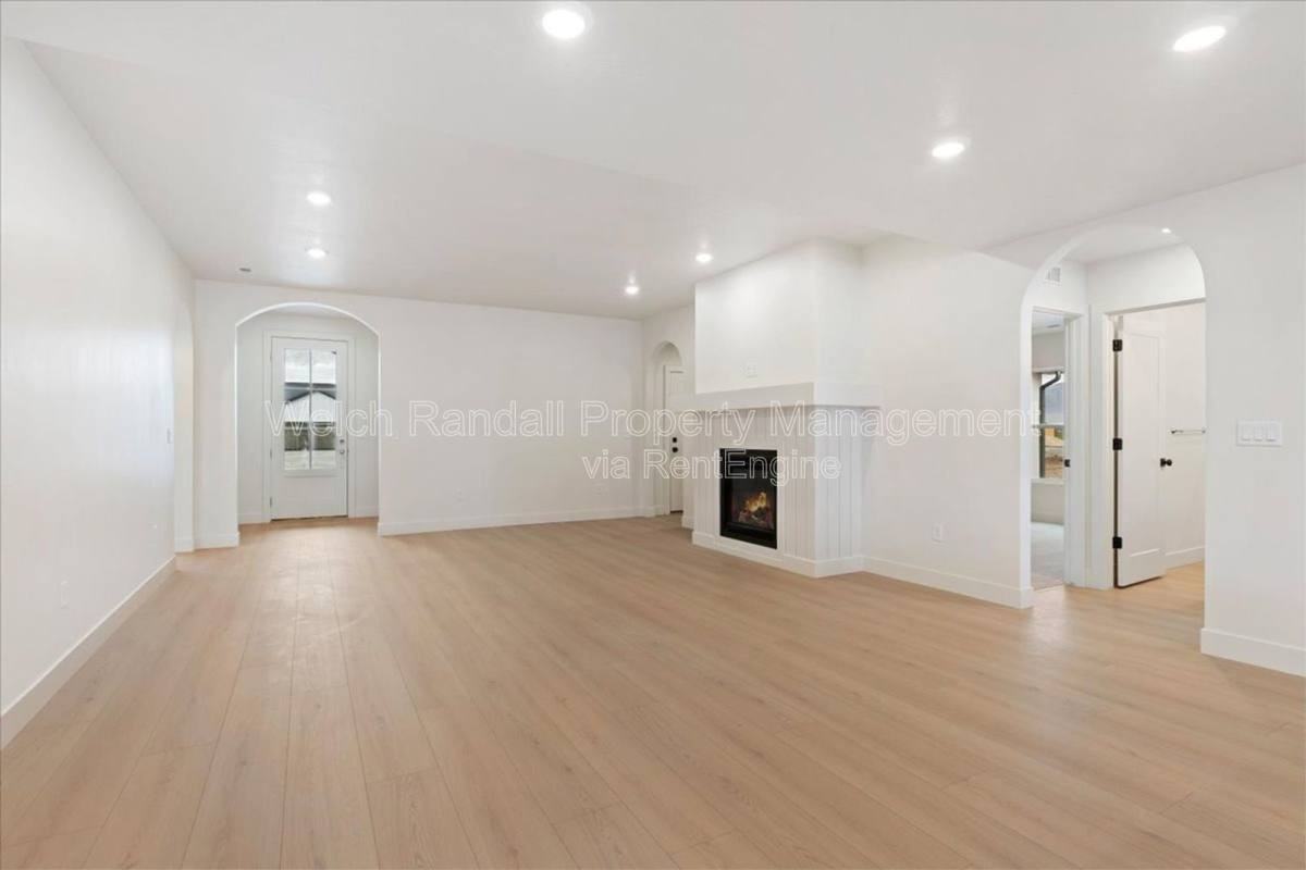 834 E 300 N - Photo 6 of 10