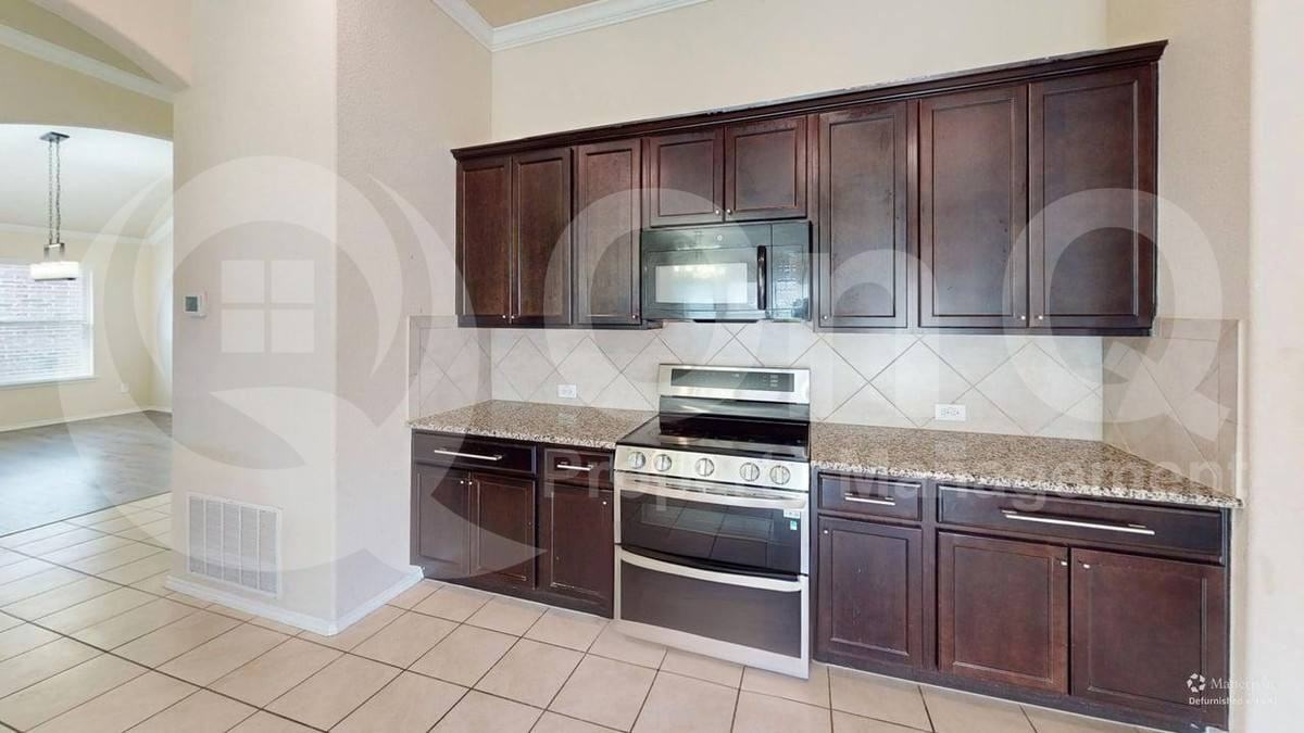 5117 Texana Dr - Photo 2 of 10