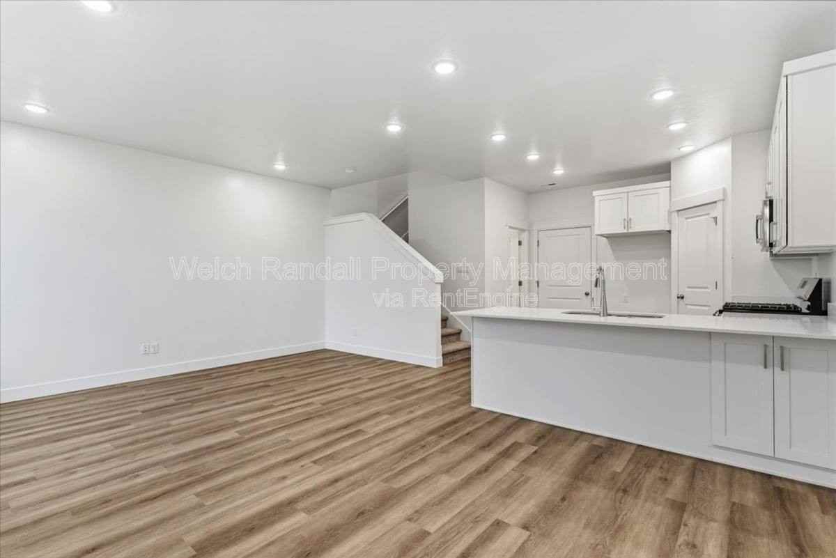 1045 E 200 N - Photo 3 of 10