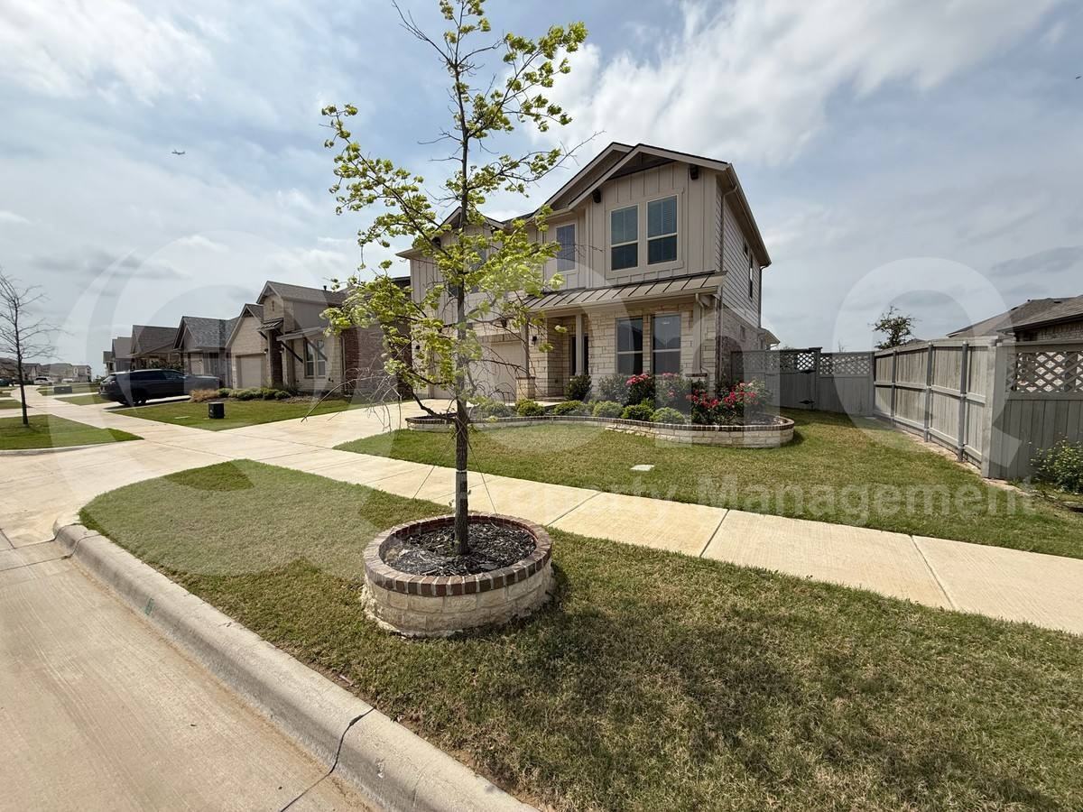 1710 Stetson St - Photo 3 of 10