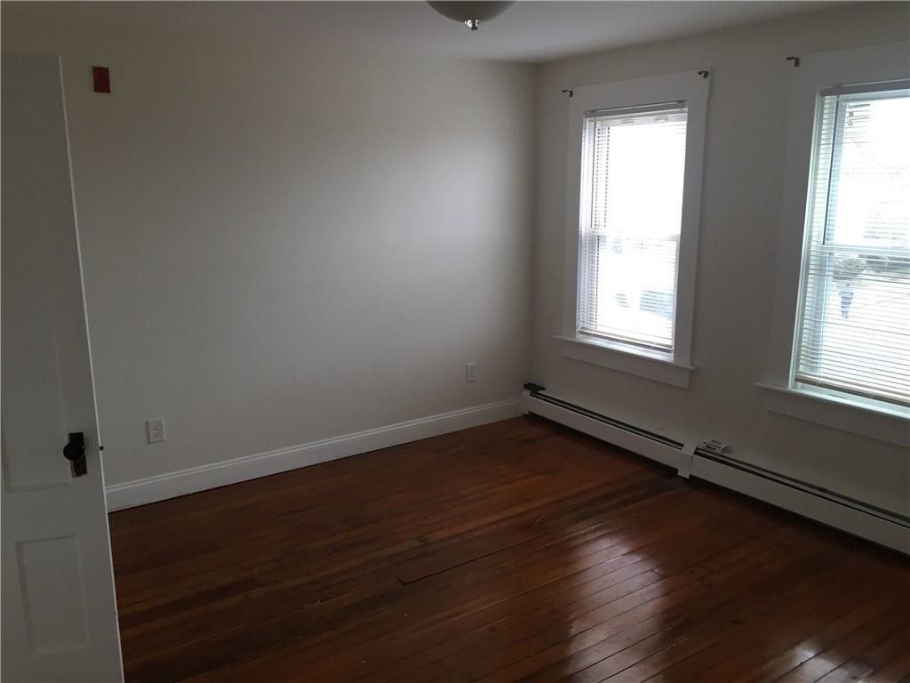 64 Lyon Ave - Photo 4 of 9