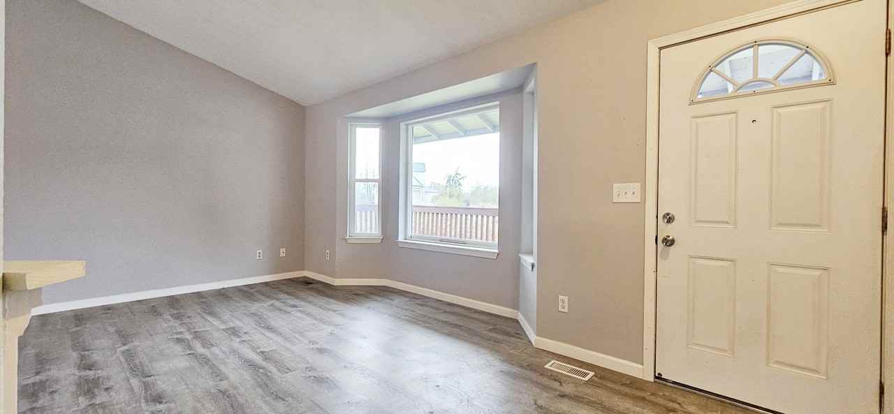 404 Comet Street - Photo 3 of 20